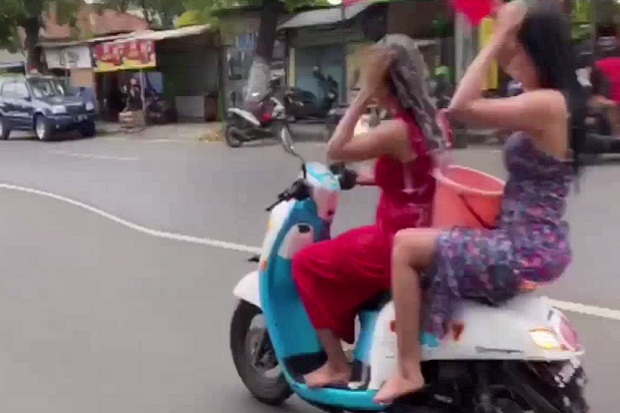 Viral Video 2 Wanita Cantik Keramas Sambil Mengendarai Sepeda Motor