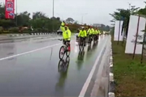 Pantau Kota Batam saat Hujan Lebat, Kapolda Kepri Pilih Naik Sepeda
