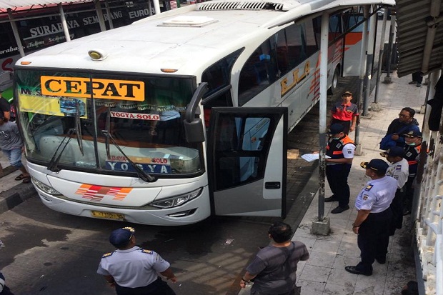Demi Keselamatan, Dishub Surabaya Keluarkan Paksa 6 Bus dari Terminal
