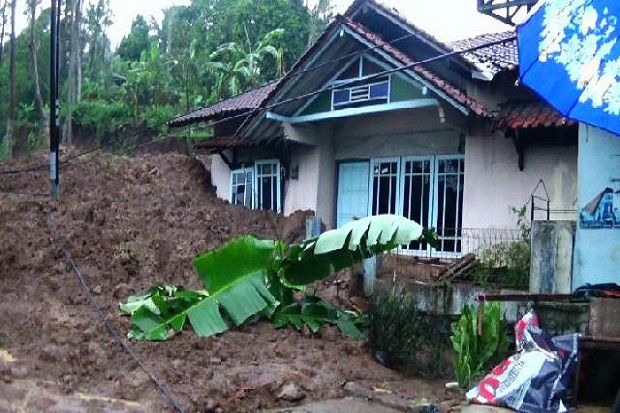 Longsoran Tebing Rusak Dua Bangunan di Tepi Jalan Nasional