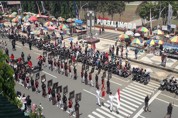 Ribuan Warga Berebut 189 Nasi Tumpeng di Hari Jadi Kabupaten Purbalingga