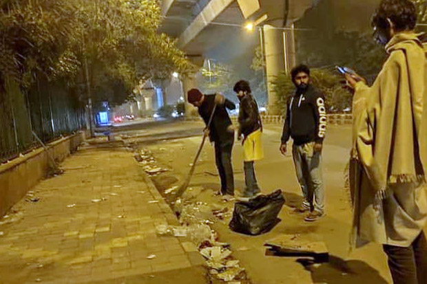 Usai Demo Tolak UU Anti Muslim, Mahasiswa India Bersihkan Jalanan