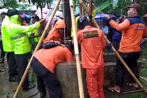 Dramatis, Tim SAR Evakuasi Jasad Pria yang Loncat ke Sumur Sedalam 20 Meter