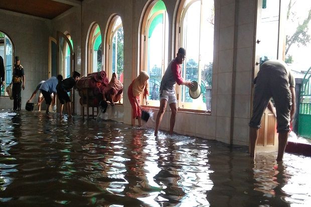 Usai Banjir di Bukittinggi Sumbar, Warga Gotong Royong Bersihkan Masjid