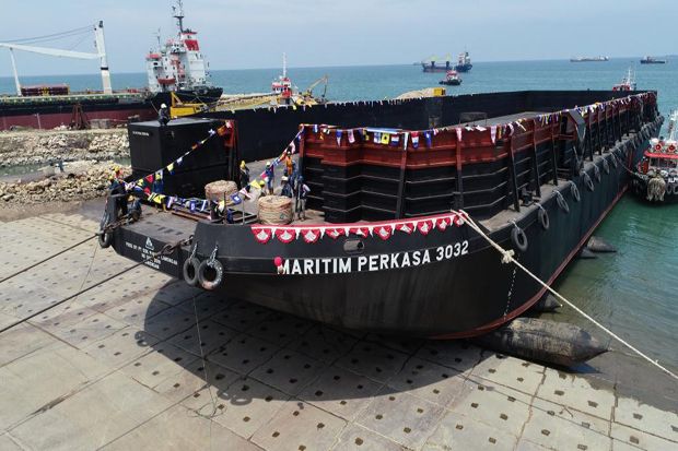 PT Dok Pantai Lamongan Luncurkan Tongkang Maritim Perkasa 3032