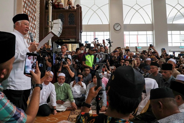 Najib Sumpah di Masjid Tak Perintahkan Bunuh Model Cantik Altantuya