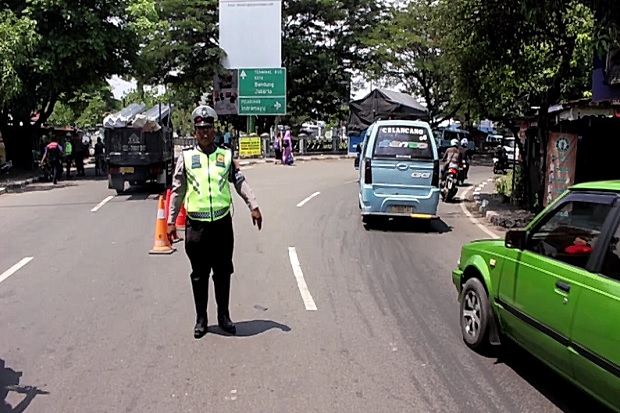 Pantura Macet Parah, Petugas Alihkan Kendaraan ke Jalur Alternatif