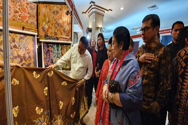 Batik dan Bunga Telang Sita Perhatian Megawati di Trisakti Tourism Award