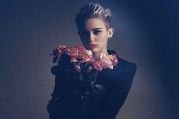 Merasa Kesepian, Miley Cyrus Buat Lagu Natal