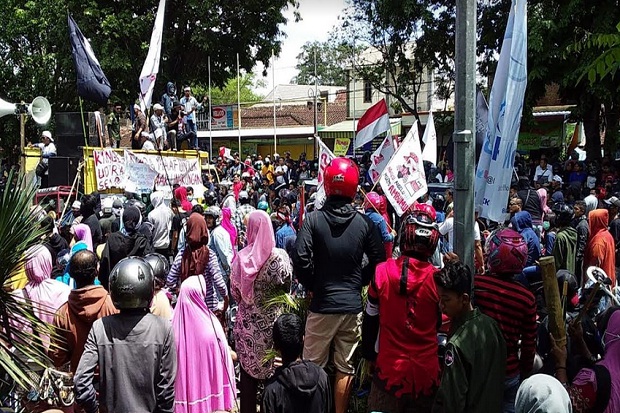 Ratusan Warga Sukoharjo Kembali Demo, Tuntut Izin Pabrik Serat Rayon Dicabut