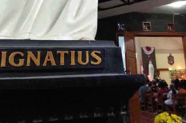 Umat Katolik Ikuti Misa Malam Natal di Gereja St Ignatius Kalasan Sleman