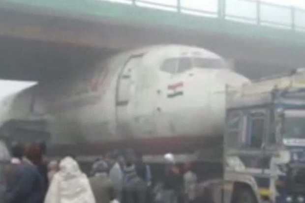 Pesawat yang Diangkut Truk Ini Terjebak di Bawah Jembatan