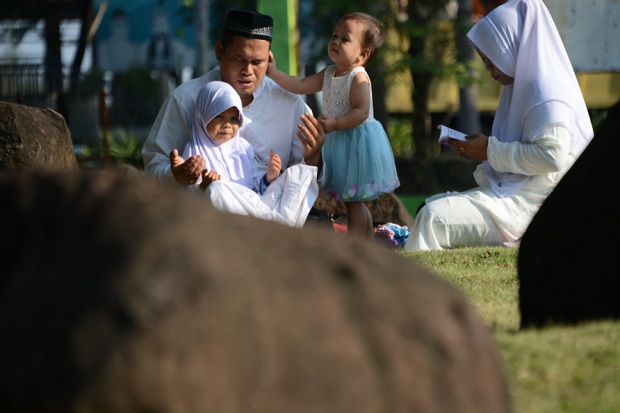 15 Tahun Tsunami Aceh, Warga Ziarah ke Kuburan Massal di Ulee Lheue