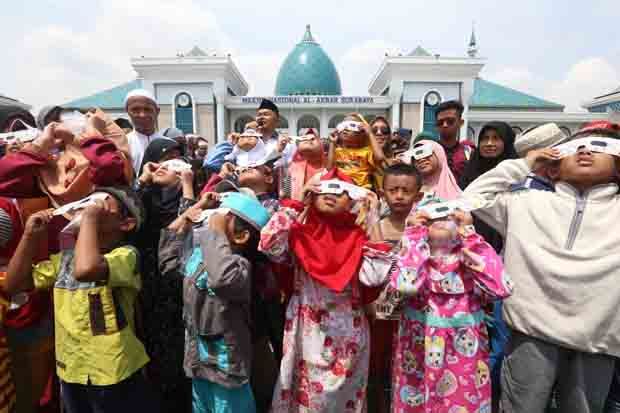 Ribuan Warga Salat Gerhana di Masjid Akbar Surabaya