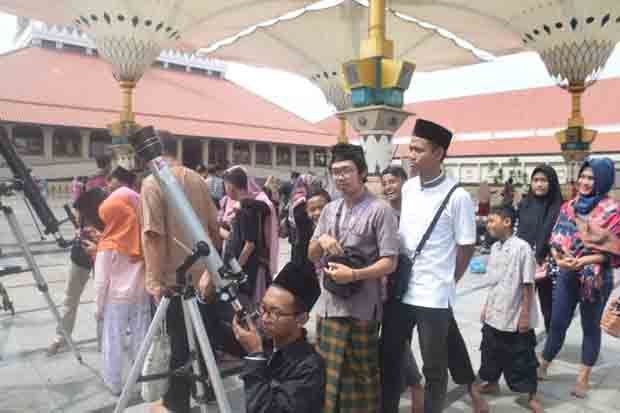 Warga Semarang Antusias Saksikan Gerhana Matahari di MAJT