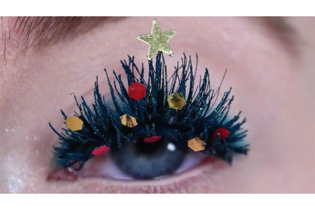 Kreatif! Penata Rias Inggris Ubah Bulu Mata Jadi Pohon Natal