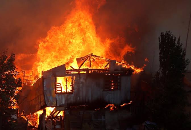 Kebakaran di Kota Valparaiso Cile Hancurkan 50 Rumah