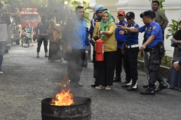 Satpol dan Asisten Rumah Tangga Latihan Memadamkan Api