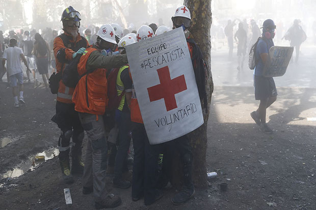 Paramedis, Pahlawan Tanpa Tanda Jasa Dalam Demonstrasi di Chile