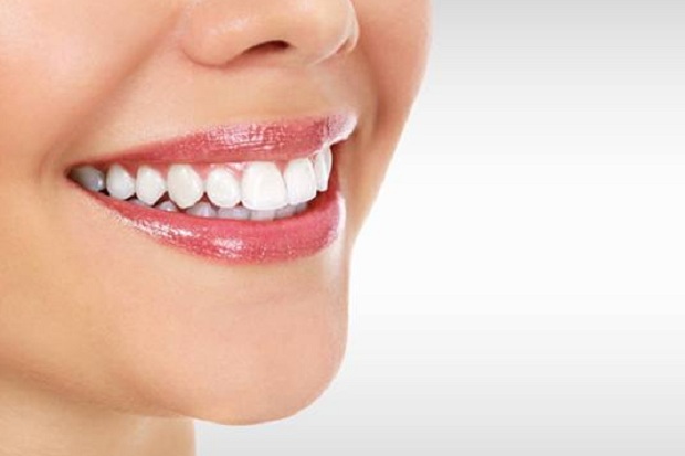 5 Cara Alami Memutihkan Gigi, Mulai Minyak Kelapa Hingga Stroberi