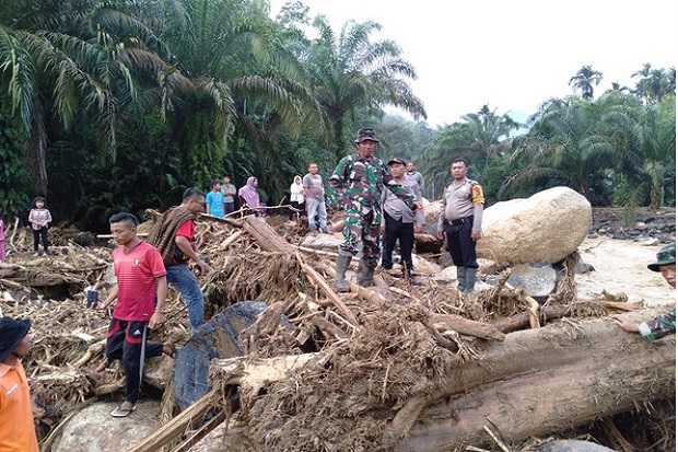 Pasutri dan 3 Anaknya Hilang Terseret Banjir Bandang di Labuhan Batu Utara