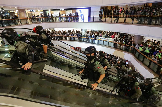 Demonstran Hong Kong Bentrok dengan Polisi di Mal