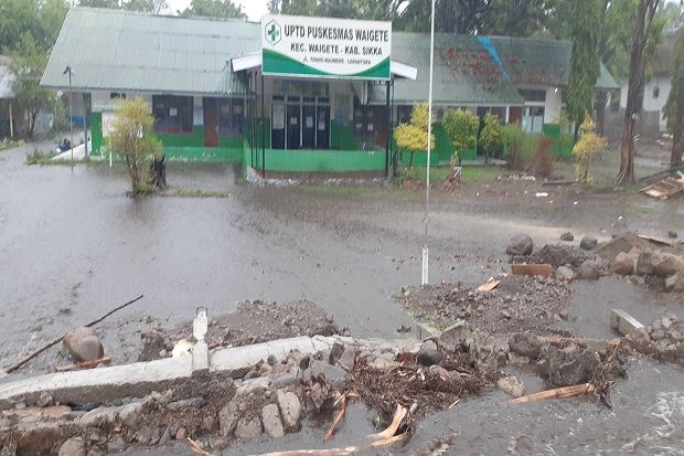 Pagar Puskesmas di Sikka Ini Roboh Diterjang Banjir