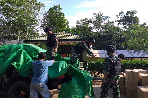 Pasukan Kostrad Sita Ribuan Botol Miras di Jalan Trans Papua dekat Perbatasan PNG