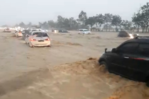 Beredar Video Jalan Tol Cipali Dilanda Banjir