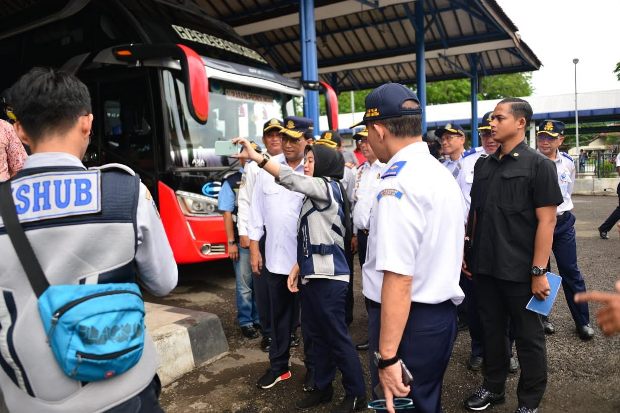 Menhub Kunjungi Terminal Harjamukti Cirebon di Hari Pertama Tahun 2020