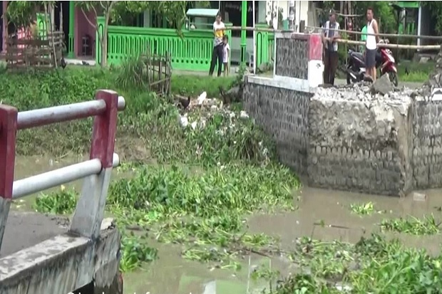 Diterjang Banjir dan Sampah Jembatan di Jombang Putus