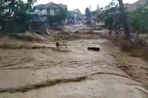 Camat Cipanas: Ada 100 Santriwati Terjebak Banjir Bandang di Lebak