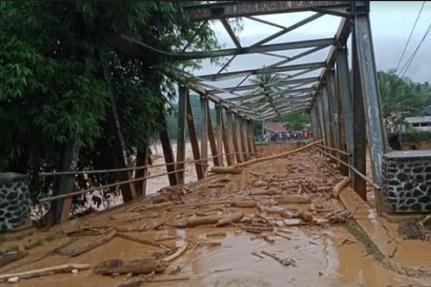 Diterjang Banjir Bandang, Jembatan Penghubung 2 Kecamatan di Lebak Putus