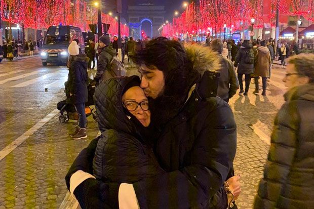 Ciuman Reza Rahardian kepada Sang Ibunda di Champs Elysees di Malam Tahun Baru