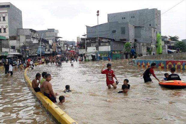 Bermain di Air Banjir Tingkatkan Risiko Penyakit pada Anak-Anak
