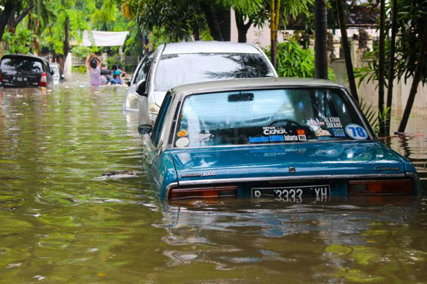 4 Langkah Paling Aman Atasi Mobil Matic Saat Terendam Banjir