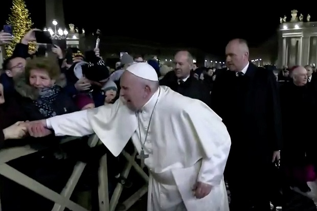 Viral, Paus Fransiskus Tampar Tangan Perempuan yang Menariknya