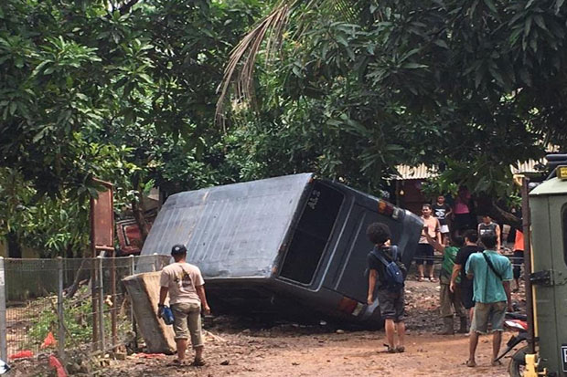 Banjir Sudah Surut, Komunitas Off Road Ikut Bantu Evakuasi Mobil