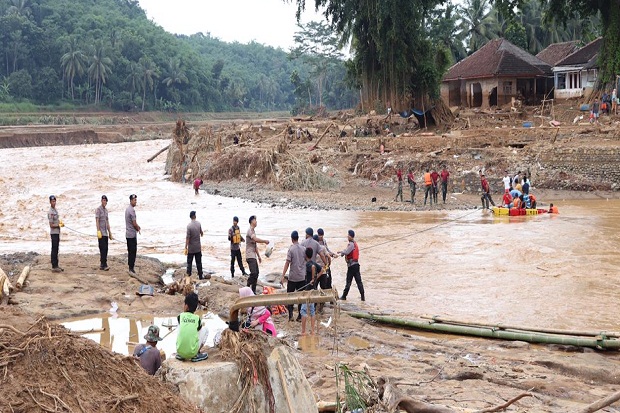 Jembatan Putus Diterjang Banjir, Ribuan Warga Taleus Banten Terisolir