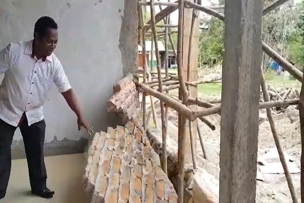 Marah, Anggota DPRD Robohkan Tembok Puskesmas Waigete yang Dikerjakan asal Jadi