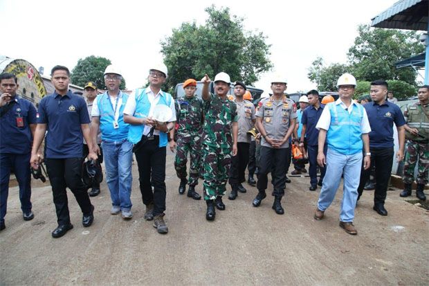 Panglima TNI Tinjau Gardu Induk PLN Kembangan dan Berikan Bantuan Korban Banjir