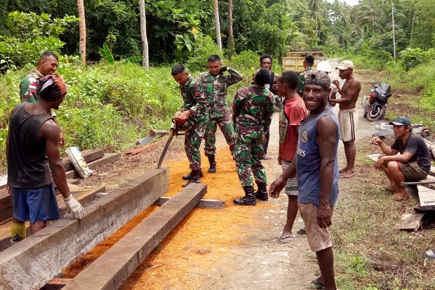 TNI Bersama Warga Perbaiki Jembatan yang Rusak di Pedalaman Papua