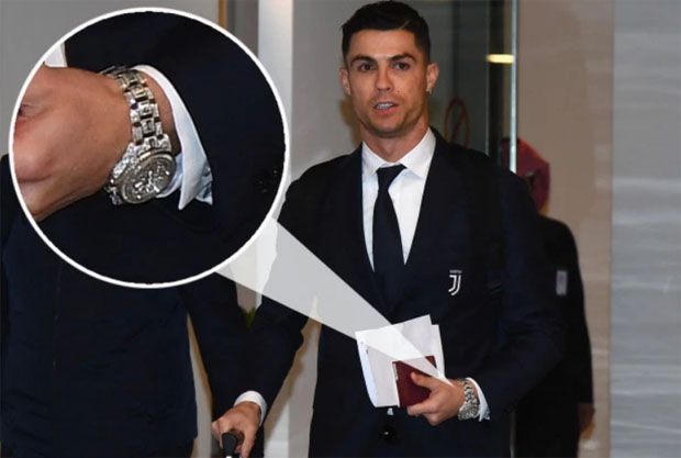 Ronaldo Kenakan Jam Tangan Berbalut Emas Putih Seharga Rp6,7 Miliar