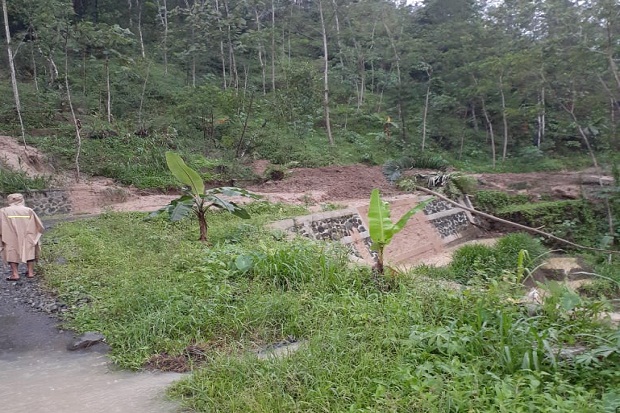 Jalan Penghubung Antar Kecamatan di Banjarnegara Jateng Longsor