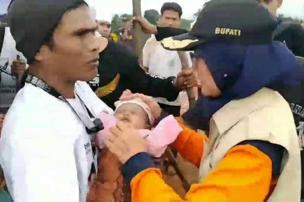 Momen Haru Bupati Lebak saat Jemput Bayi dan Lansia di Kampung Terisolir