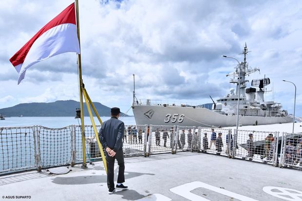 Naik Kapal Perang, Jokowi Pantau Langsung Situasi Perairan Natuna