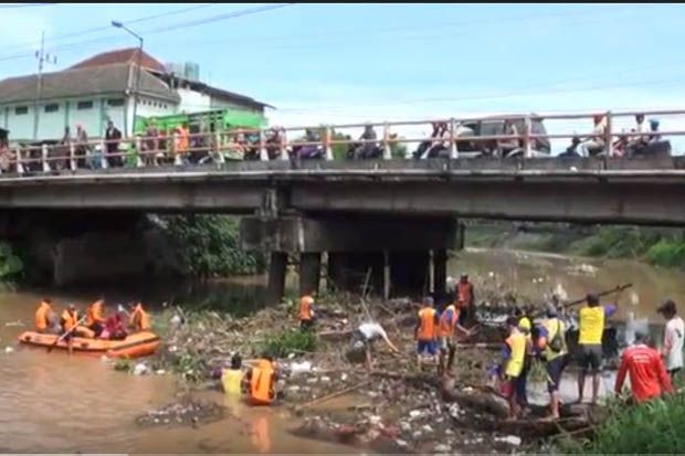 Sampah Popok Menumpuk di Mojokerto, Tersangkut di Bawah Jembatan