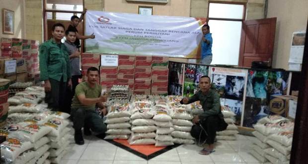 Perhutani Pasok Sembako untuk Korban Banjir dan Longsor di Bogor