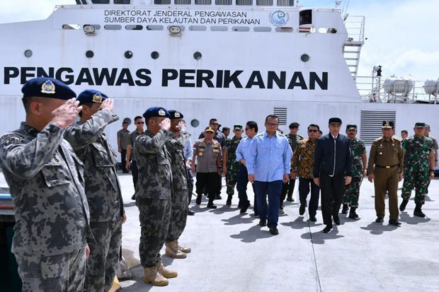 Edhy Prabowo Tinjau 3 Kapal Pencuri Ikan Vietnam di Pontianak