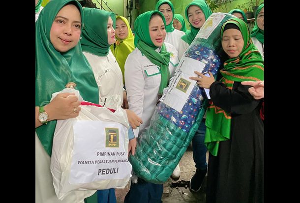 Wanita PPP Bantu Korban dan Imbau Waspadai Penyakit Pascabanjir